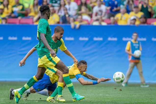 Neymar é derrubado durante partida contra a África do Sul, em Brasília