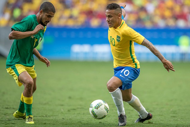 Neymar disputa bola em partida entre Brasil e África do Sul, nos Jogos Olímpicos 2016 no estádio Mané Garrincha, em Brasília