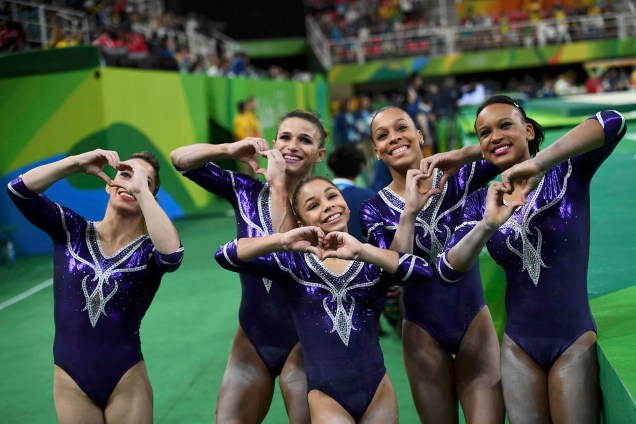 Equipe feminina do Brasil posa para foto após etapa de classificação da ginástica artística