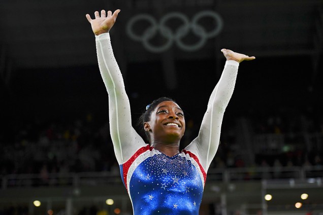 A ginasta Simone Biles, dos Estados Unidos, comemora a conquista da medalha de ouro na final individual, dos Jogos Olímpicos Rio 2016