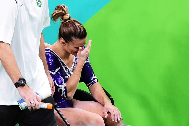 A ginasta Jade Barbosa chora após ser desclassificada devido a uma lesão enquanto se apresentava no solo