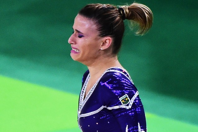 A ginasta brasileira Jade Barbosa chora ao deixar o tablado após sofrer uma lesão e abandonar a final individual geral da ginástica artística feminina