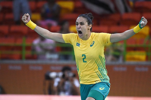 A jogadora Fabiana Diniz comemora após vencer a Noruega no handebol