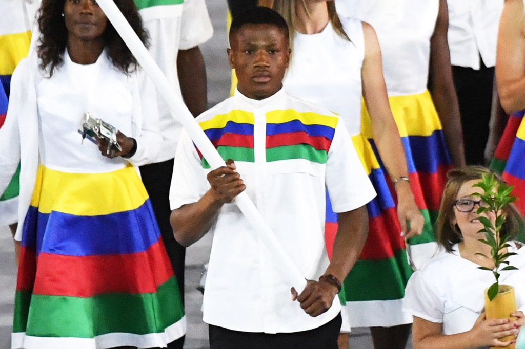 O boxeador da Namíbia, Jonas Junius, carrega a bandeira de seu país, durante a cerimônia de abertura dos Jogos Olímpicos Rio-2016, no Estádio do Maracanã- 05/08/2016