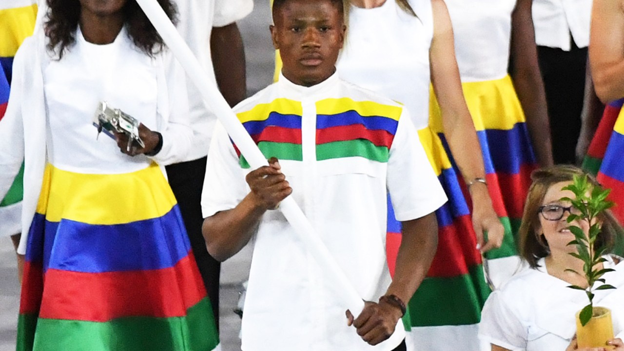 O boxeador da Namíbia, Jonas Junius, carrega a bandeira de seu país, durante a cerimônia de abertura dos Jogos Olímpicos Rio-2016, no Estádio do Maracanã- 05/08/2016