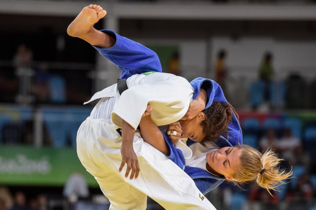 A judoca brasileira Rafaela Silva, luta com a húngara Hedvig Karakas, durante o torneio de judô feminino, categoria até 57kg - 08/08/2016