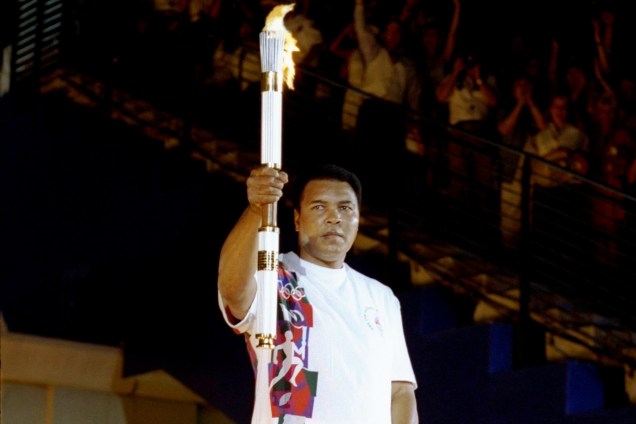 Muhammad Ali segura a tocha olímpica durante cerimônia de abertura do jogos de Atlanta, nos Estados Unidos, em 1996