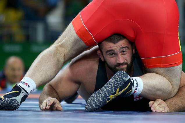 O lutador Iakobi Kajaia, da Geórgia, fica embaixo do ucraniano Aleksander Chernetski, durante a final da luta greco-romana nas Olimpíada Rio 2016
