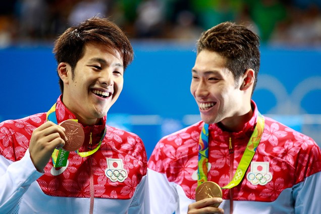 Os nadadores japoneses, Daiya Seto e Kosuke Hagino, exibem suas medalhas conquistadas na final dos 400m nado medley