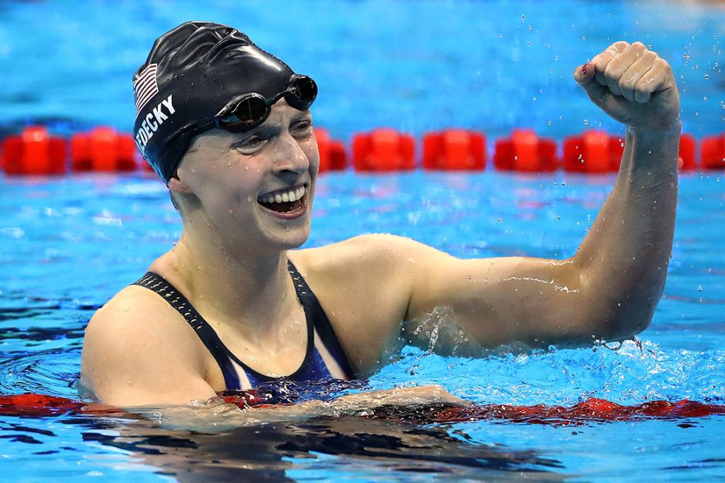 A nadadora Katie Ledecky, dos Estados Unidos, comemora após vencer a medalha de ouro nos 200m nado livre, nos Jogos Olímpicos Rio 2016