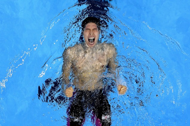 O nadador japonês, Kosuke Hagino, comemora após vencer a medalha de ouro nos 400m nado Medley, nas Olimpíadas Rio 2016