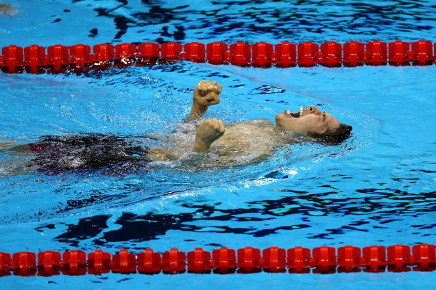 O nadador japonês, Kosuke Hagino, comemora após vencer a medalha de ouro nos 400m nado Medley, nas Olimpíadas Rio 2016