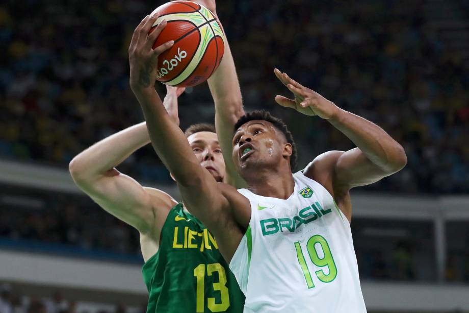Leandro Barbosa do Brasil disputa jogada com Paulius Jankunas da Lituânia - 07/08/2016