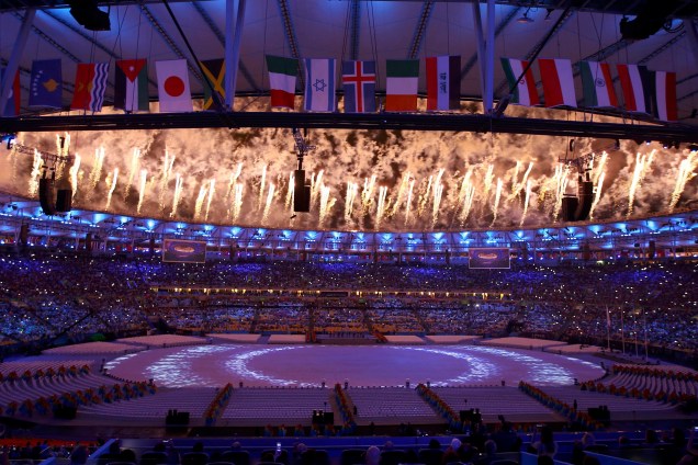 Fogos de artifício iluminam o início da cerimônia de encerramento da Rio-2016, no Maracanã