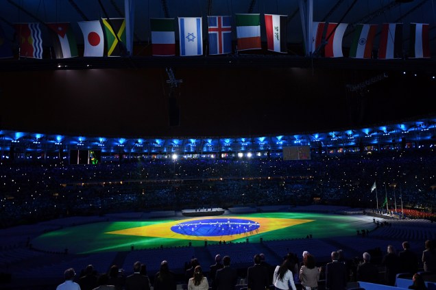 Bandeira do Brasil é projetada no Maracanã durante cerimônia de encerramento da Rio-2016