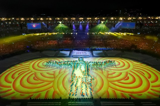 Bailarinos formam a imagem do Cristo Redentor durante cerimônia de encerramento da Rio-2016, no Maracanã