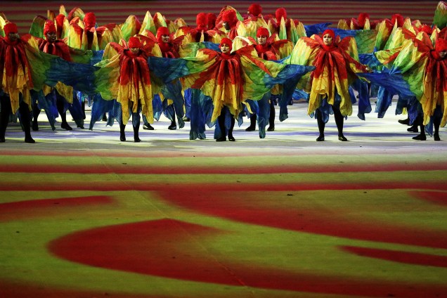 Bailarinos fazem coreografia durante cerimônia de encerramento da Rio-2016, no Maracanã