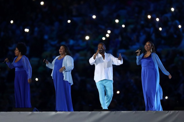 Martinho da Vila canta com as filhas durante a cerimônia de encerramento da Rio-2016, no Maracanã
