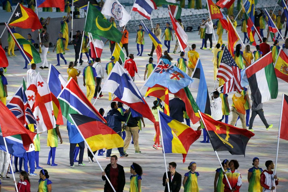 Delegações entram com as bandeiras de seus países durante a cerimônia de encerramento da Rio-2016, no Maracanã