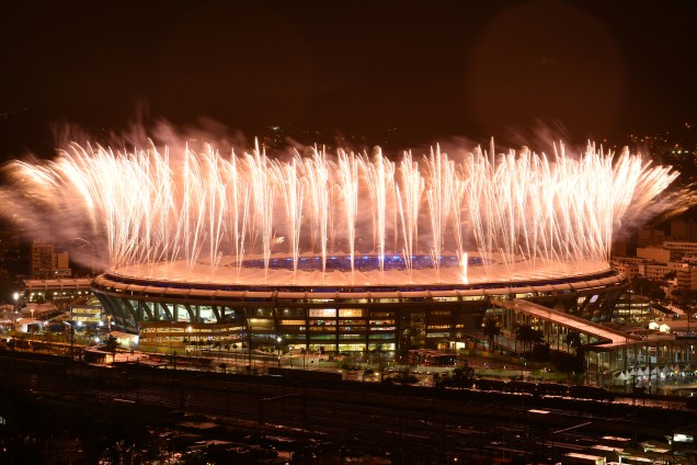 Fogos de artifício iluminam o Maracanã durante a cerimônia de encerramento da Rio-2016