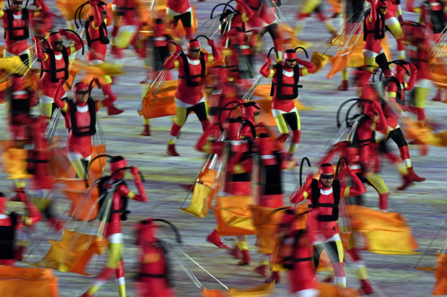 Bailarinos se apresentam durante a cerimônia de encerramento da Rio-2016, no Maracanã