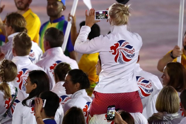 Delegação britânica desfila com mensagem de agradecimento nas jaquetas na cerimônia de encerramento da Rio-2016