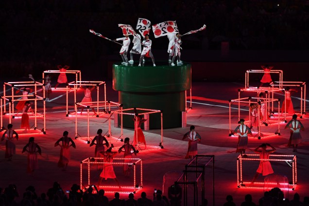 Bailarinos se apresentam para promover a Olimpíada de Tóquio-2020