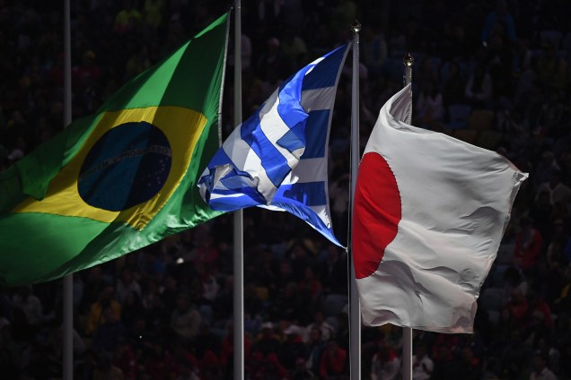 Bandeiras do Brasil, Grécia e Japão hasteadas na cerimônia de encerramento da Rio-2016