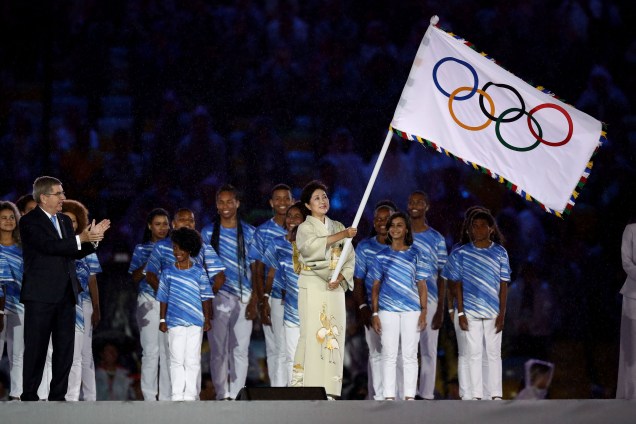 O presidente do COI, Thomas Bach, e a governadora de Tóquio, Yuriko Koike, com a bandeira olímpica durante a cerimônia de encerramento da Rio-2016