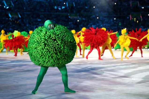 Bailarinos se apresentam na cerimônia de encerramento da Rio-2016