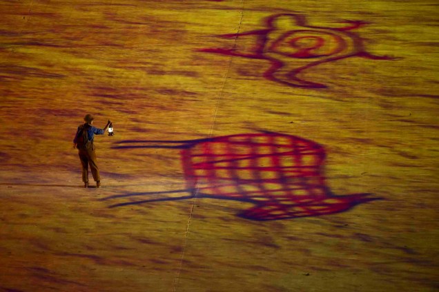 Pinturas rupestres são projetadas durante cerimônia de encerramento da Rio-2016, no Maracanã