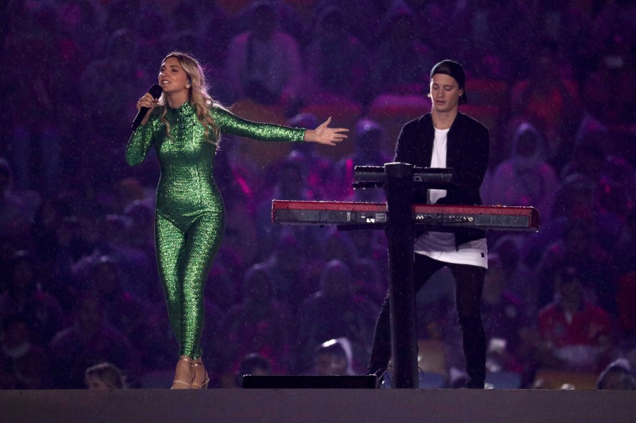 Cantora Julia Michaels e o DJ Kygo se apresentam durante cerimônia de encerramento da Rio-2016