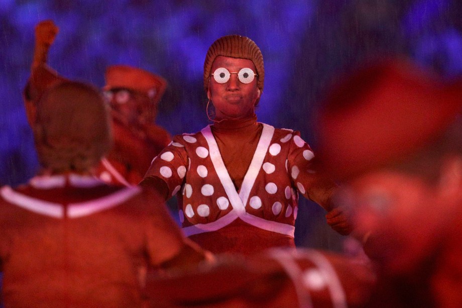 Bailarinos se apresentam durante a cerimônia de encerramento da Rio-2016