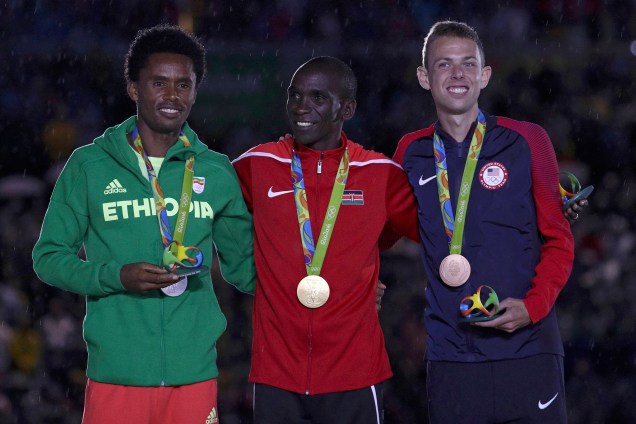 Os medalhistas da maratona são premiados durante a cerimônia de encerramento da Rio-2016