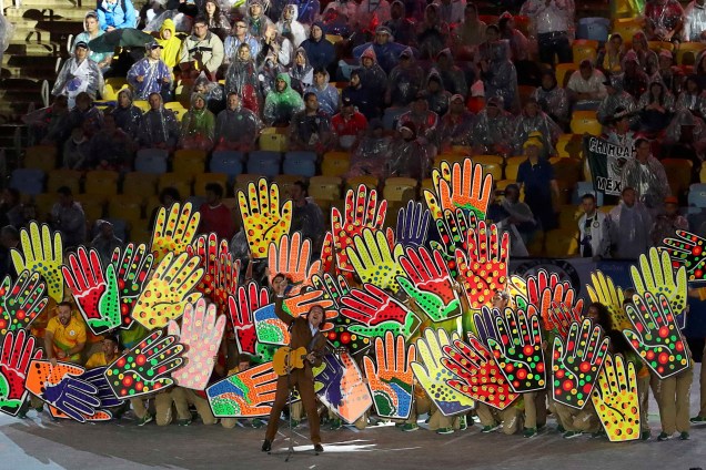 Lenine se apresenta durante homenagem aos voluntários da Rio-2016