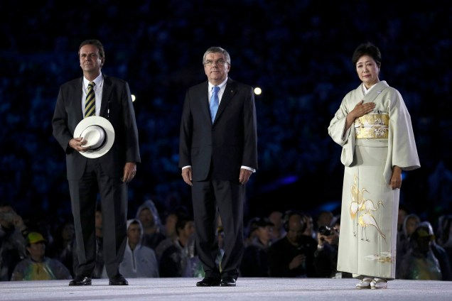 O prefeito do Rio de Janeiro, Eduardo Paes, o presidente do COI, Thomas Bach, e a governadora de Tóquio, Yuriko Koike durante a cerimônia de encerramento da Rio-2016