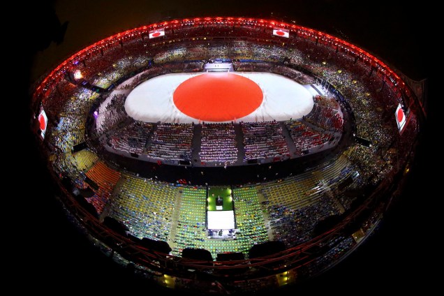 Bandeira japonesa cobre o gramado do Maracanã, no encerramento da Rio-2016. A cidade de Tóquio sediará a próxima edição dos jogos olímpicos em 2020