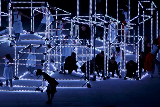 Bailarinos se apresentam para promover a Olimpíada de Tóquio-2020