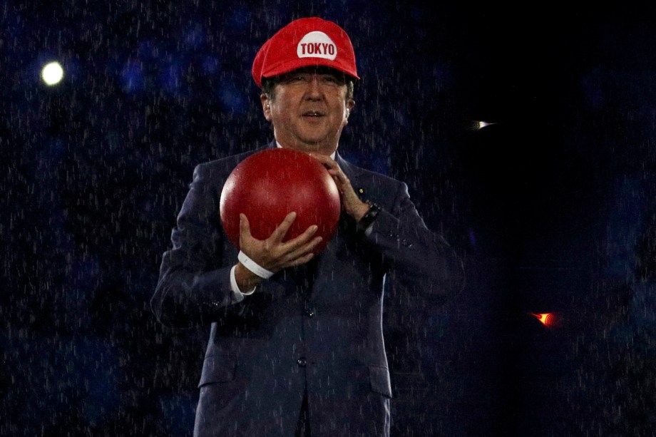 Primeiro-ministro japonês Shinzo Abe, usa chapéu do personagem Super Mario para promover a Olimpíada de Tóquio durante cerimônia de encerramento da Rio-2016
