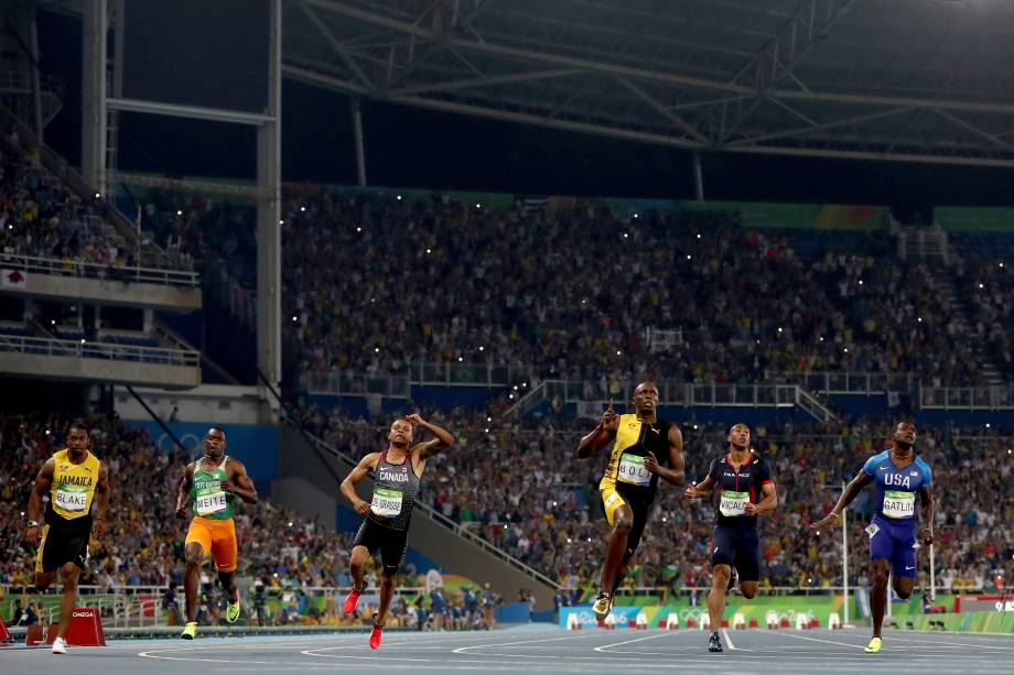 O jamaicano Usain Bolt supera o americano Justin Gatlin e conquista o tri olímpico dos 100m rasos na Rio-2016