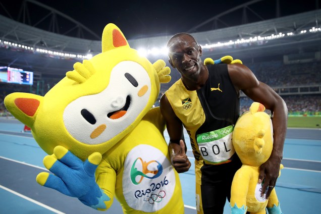 Usain Bolt posa para foto com o mascote Vinícius após vencer a final dos 100m rasos na Rio-2016