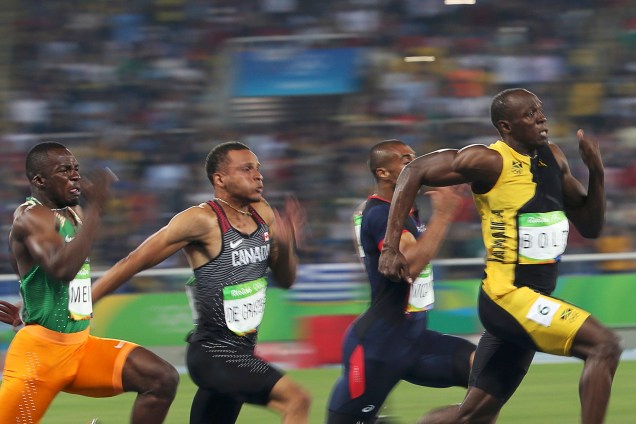 O jamaicano Usain Bolt supera o americano Justin Gatlin e conquista o tri olímpico dos 100m rasos na Rio-2016