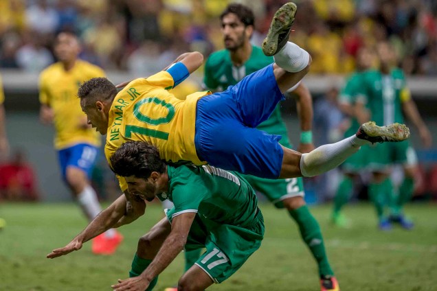 Neymar divide jogada com Mhawi do Iraque no empate em 0 a 0 em Brasília
