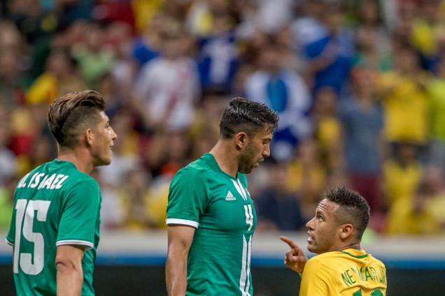 Neymar discute com o zagueiro iraquiano Nadhim no empate em 0 a 0 em Brasília