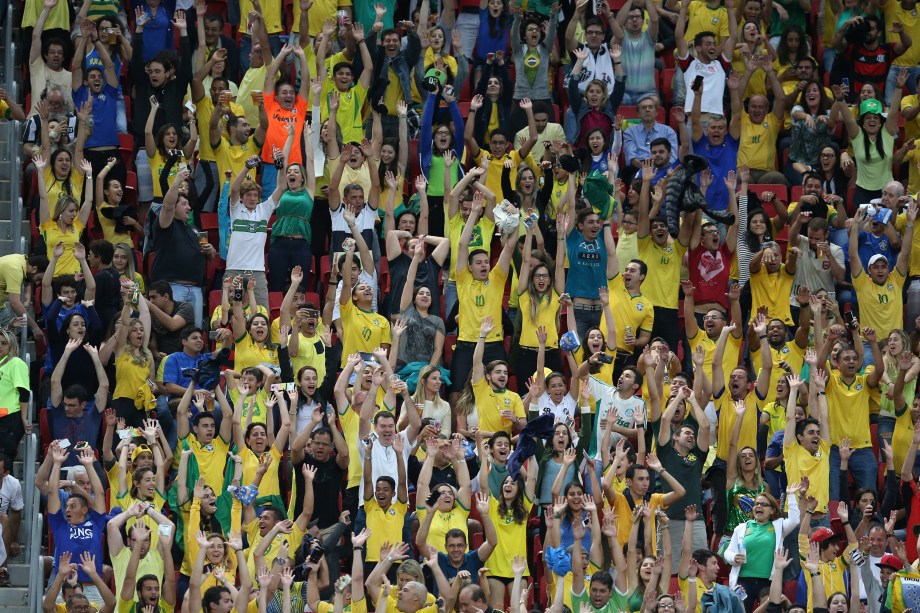 Torcida brasileira na partida contra o Iraque no Estádio Nacional Mané Garrincha, em Brasília