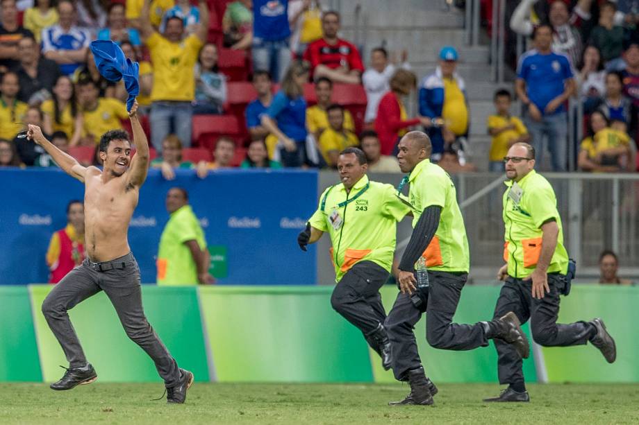 Torcedor invade o gramado na partida entre Brasil e Iraque no Estádio Nacional Mané Garrincha, em Brasília