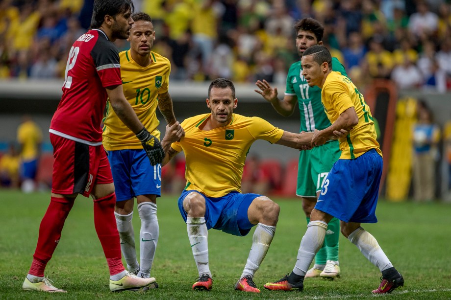 Renato Augusto é levantado pelos companheiros após jogada no empate com o Iraque, em Brasília