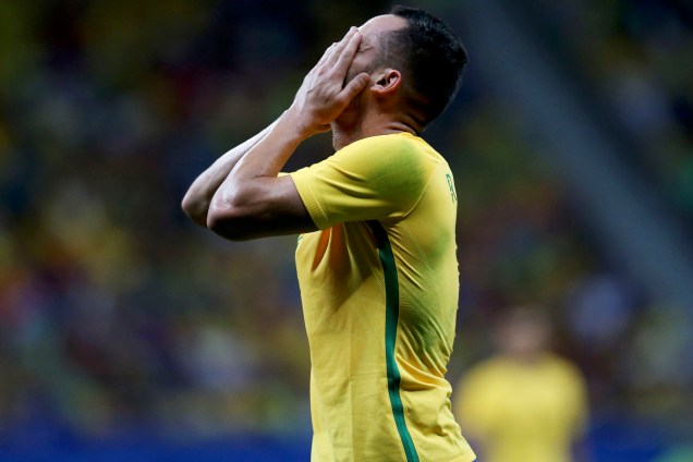 Renato Augusto lamenta chance perdida na partida contra o Iraque em Brasília