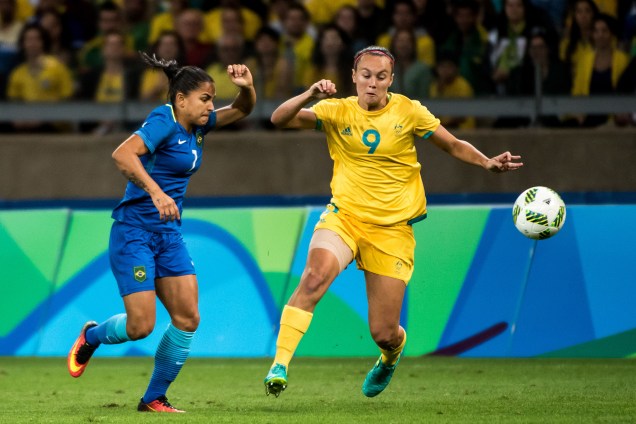 Débora disputa a jogada com a australiana Caitlin Foord nas quartas de final do futebol feminino no estádio do Mineirão, em Belo Horizonte