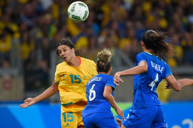A australiana Samantha Kerr disputa pelo alto com a brasileira Tamires